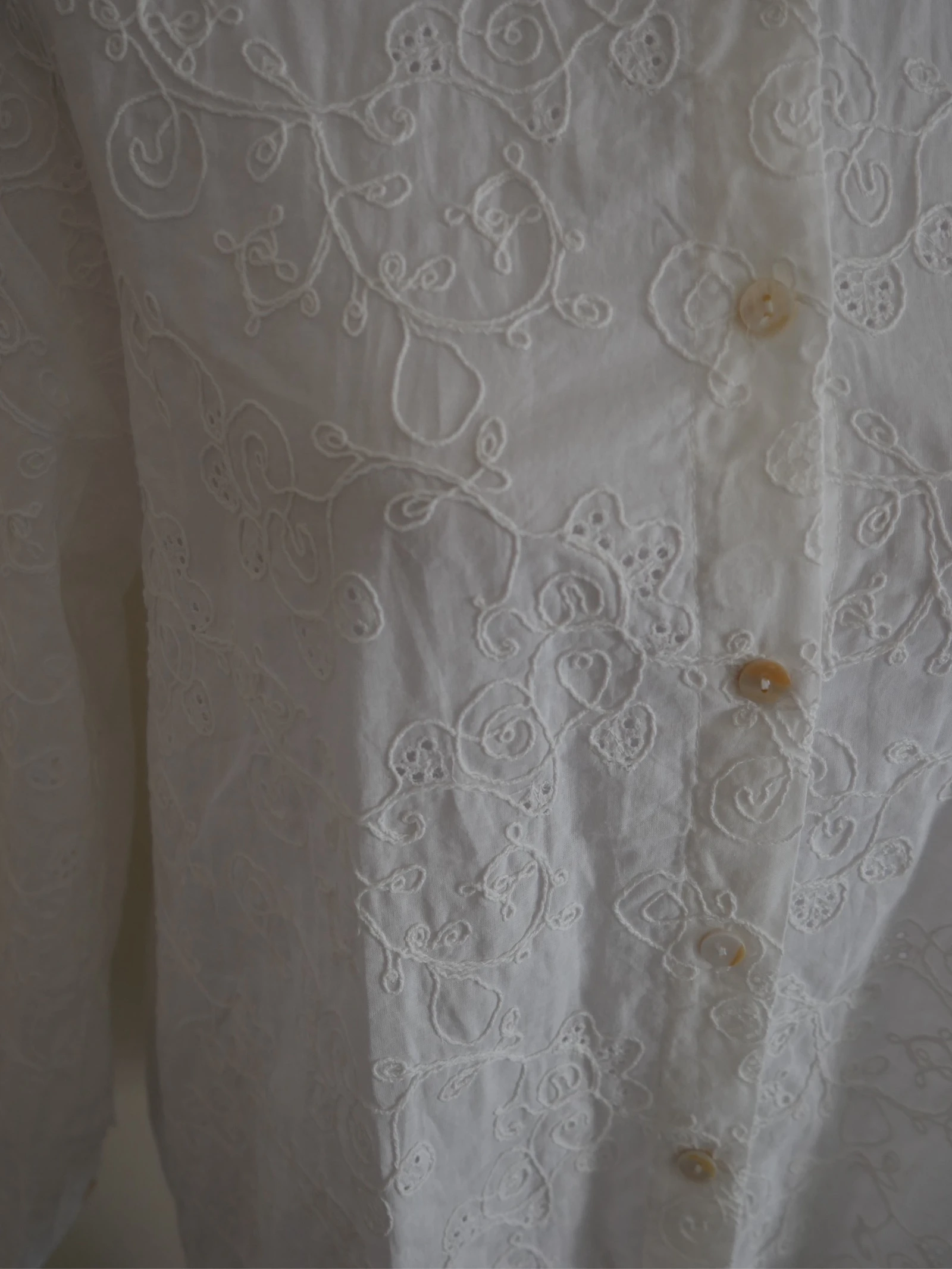 Witte hemd met borduursel - maat SM – photo 2
